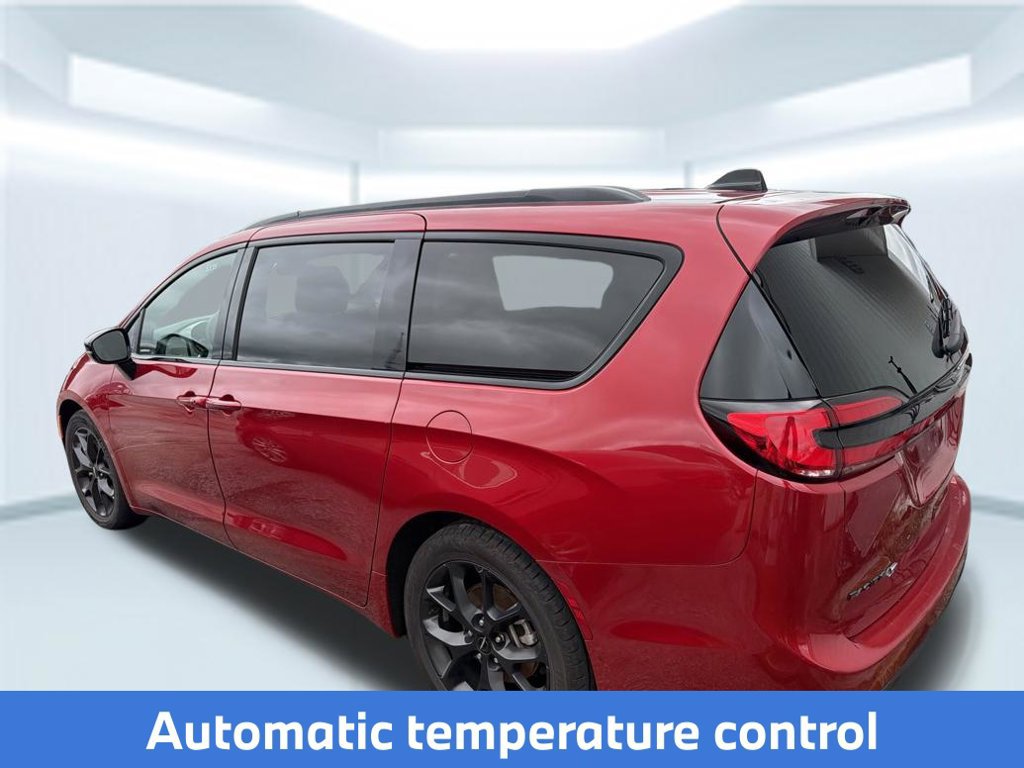 Used 2025 Chrysler Pacifica Limited FWD image 5