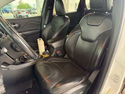 Used 2019 Jeep Cherokee Limited w/ Luxury Group FWD image 5