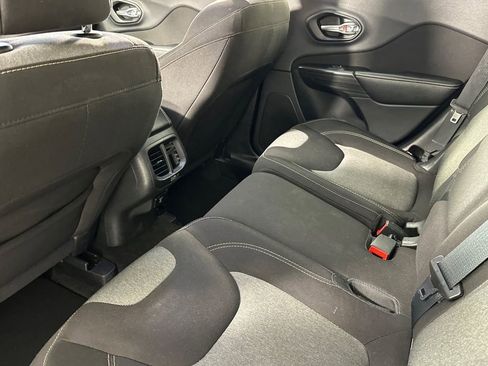 Used 2016 Jeep Cherokee Sport FWD image 13
