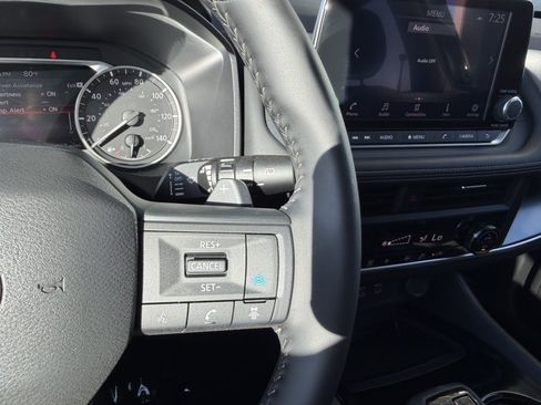 Used 2025 Nissan Rogue SV FWD image 28