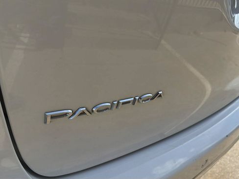 Used 2017 Chrysler Pacifica Touring-L FWD image 45