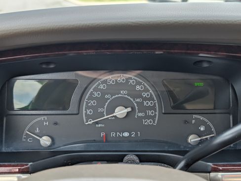 Used 2003 Lincoln Town Car Signature RWD image 18