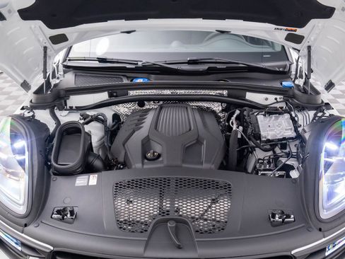 Certified 2026 Porsche Macan AWD/4WD image 32