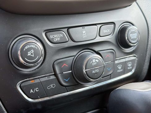 Used 2017 Jeep Cherokee Limited FWD image 21