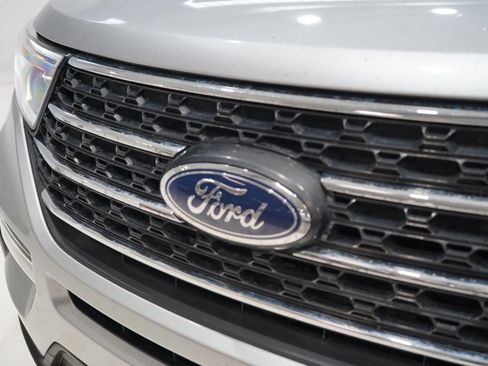Used 2024 Ford Explorer XLT w/ Equipment Group 202A AWD/4WD image 12