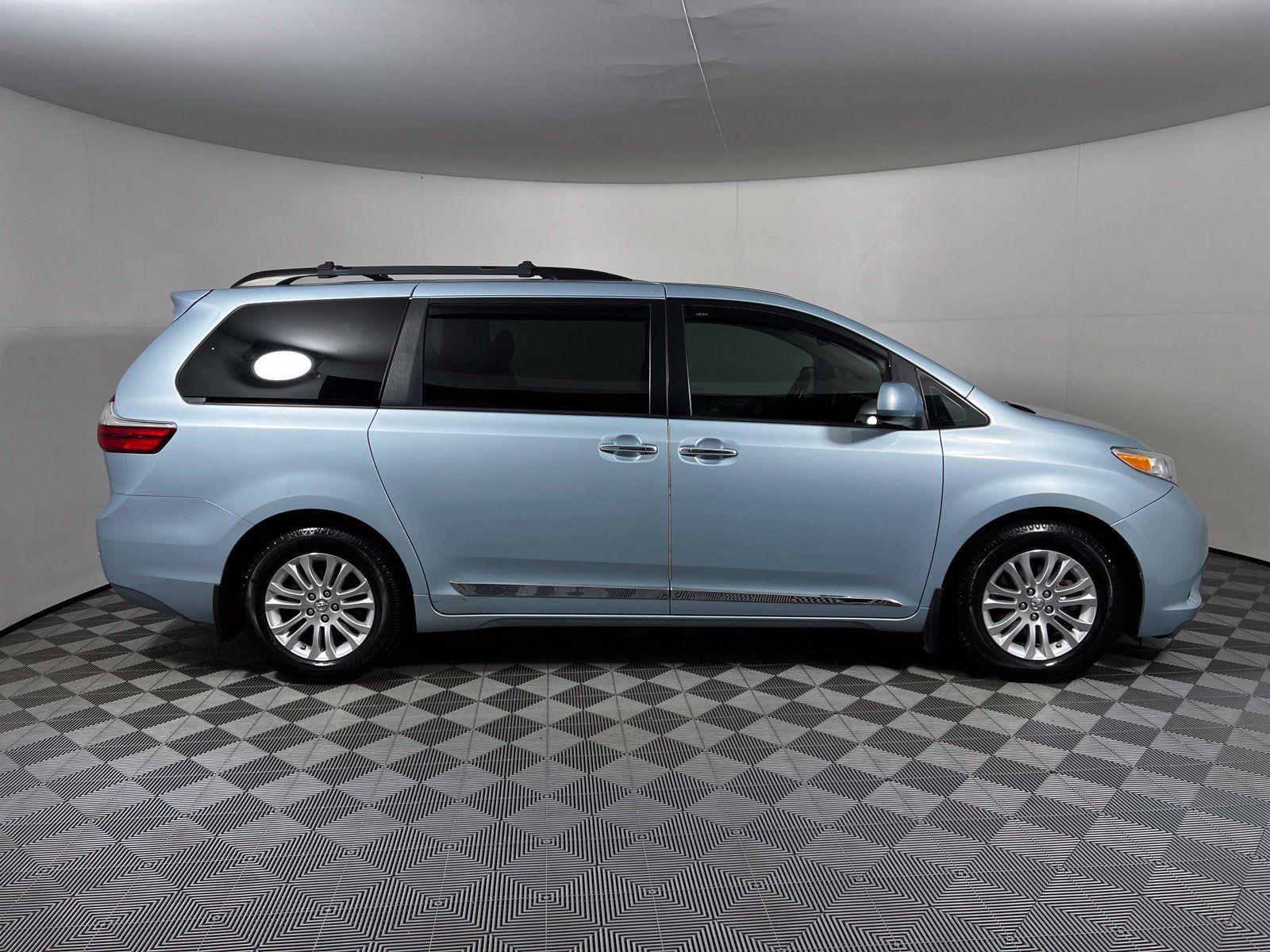 Used 2017 Toyota Sienna XLE Premium FWD image 4