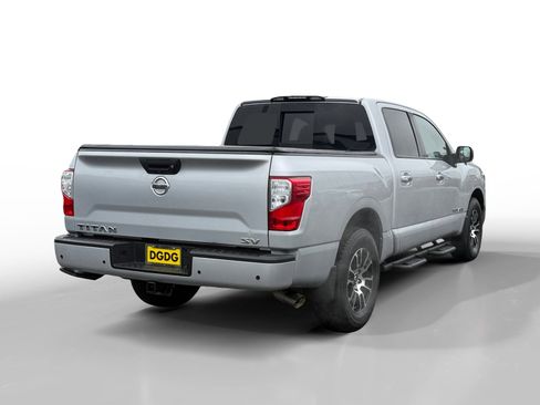 Used 2021 Nissan Titan SV w/ SV Convenience Package image 5