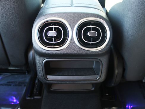 Used 2024 Mercedes-Benz GLC 300 4MATIC image 43