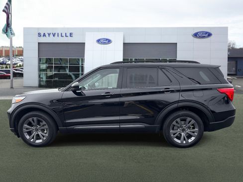 Used 2022 Ford Explorer XLT w/ Equipment Group 202A AWD/4WD image 2
