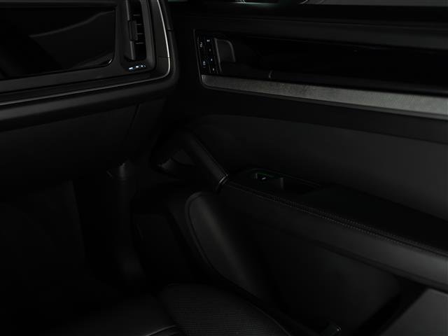 Certified 2025 Porsche Cayenne Coupe AWD/4WD image 31