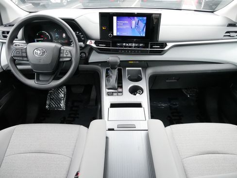 Used 2025 Toyota Sienna LE image 10