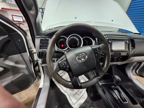 Used 2015 Toyota Tacoma 4x4 Access Cab image 25