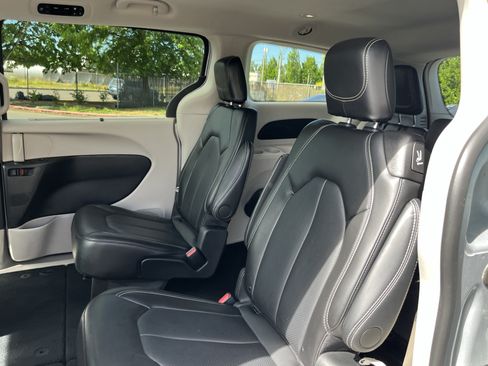 Used 2024 Chrysler Pacifica Touring-L FWD image 14