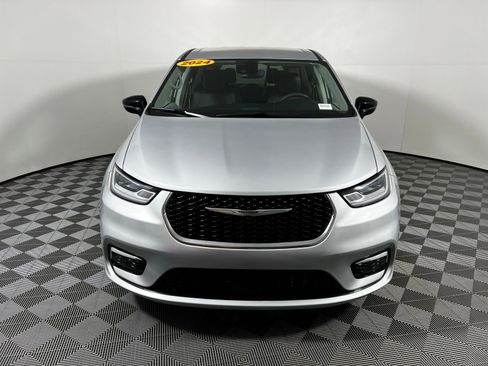 Used 2024 Chrysler Pacifica Touring-L image 2