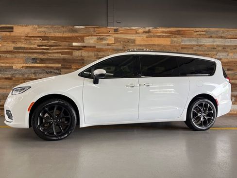 Used 2023 Chrysler Pacifica Touring-L w/ S Appearance Package AWD/4WD image 16