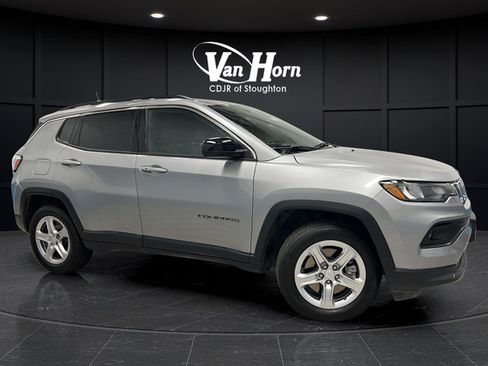 Used 2023 Jeep Compass Latitude AWD/4WD image 1