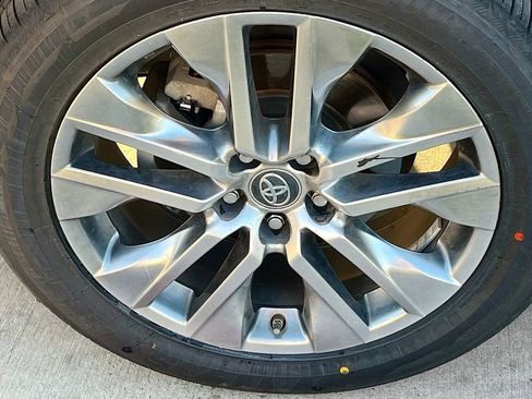 Used 2019 Toyota RAV4 XLE Premium image 31