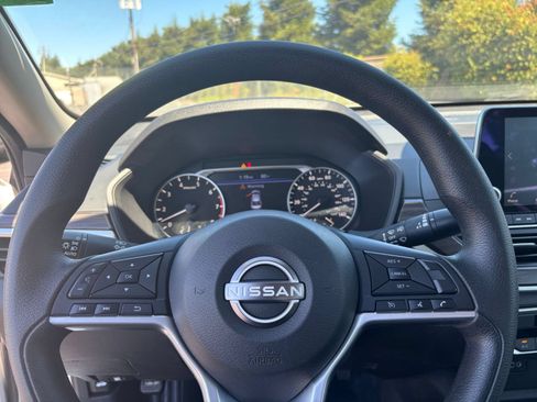 Used 2025 Nissan Altima 2.5 SV FWD image 27