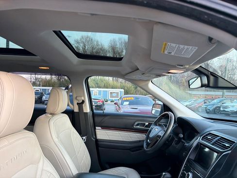 Used 2018 Ford Explorer Platinum image 25