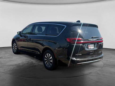 Used 2023 Chrysler Pacifica Touring-L FWD image 7