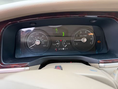 Used 2007 Lincoln Town Car Signature Limited RWD image 13