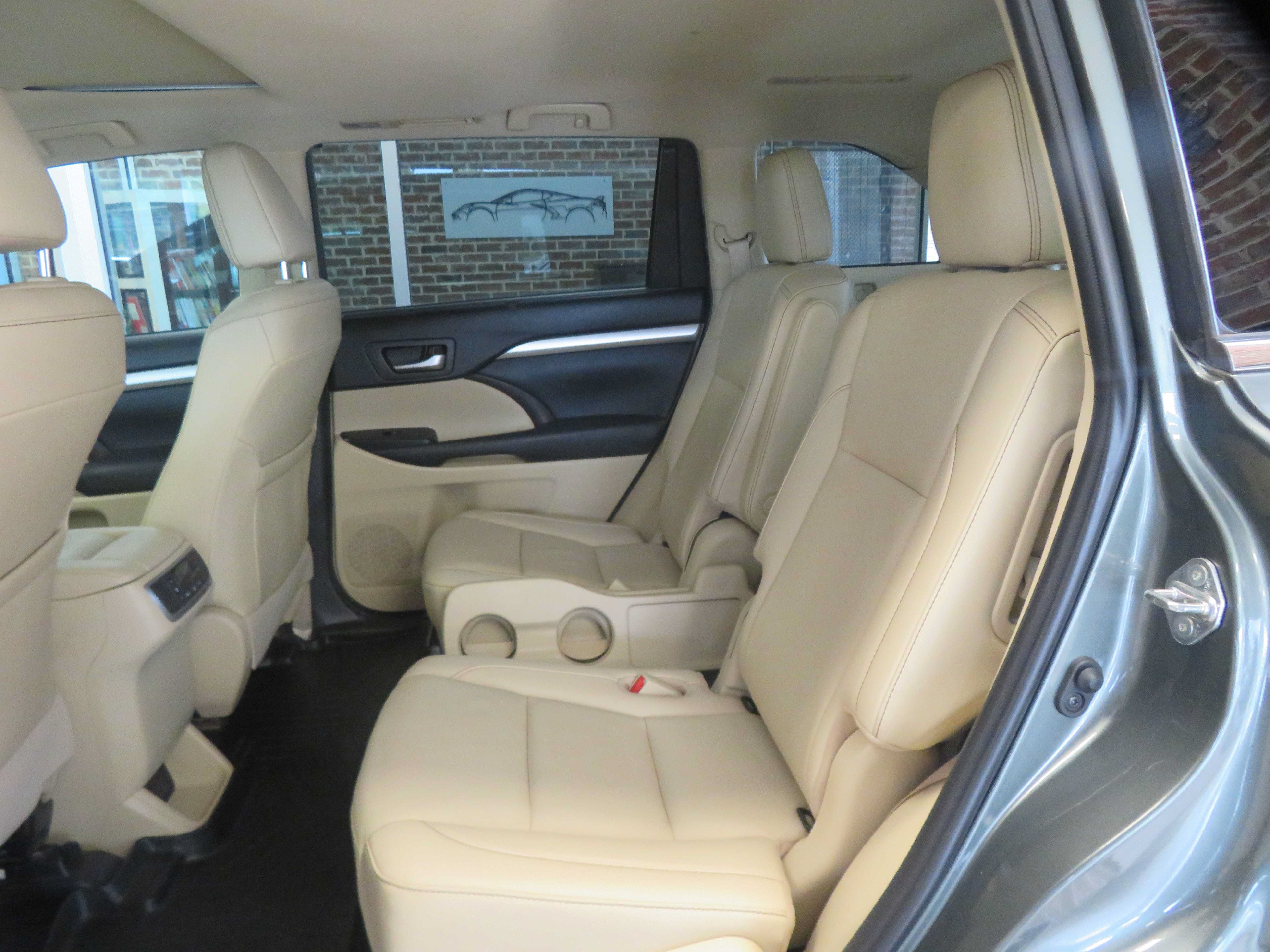 Used 2019 Toyota Highlander XLE FWD image 20