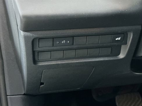 Used 2024 Mitsubishi Outlander SE image 17