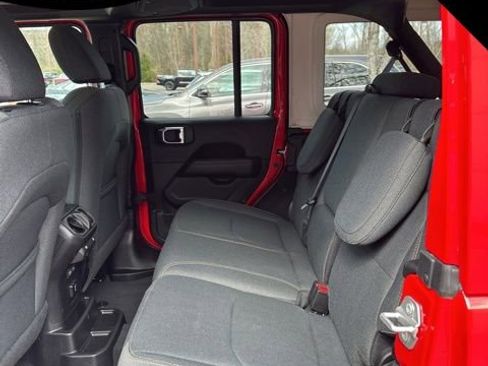 Used 2025 Jeep Wrangler Sahara image 19