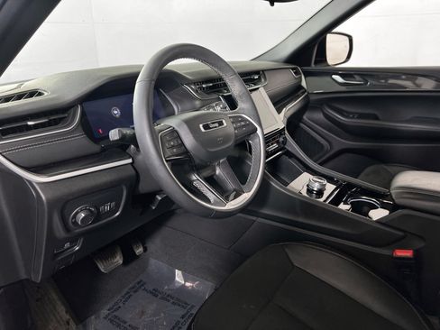 Used 2023 Jeep Grand Cherokee Altitude AWD/4WD image 9