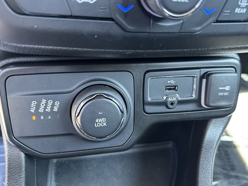 Used 2023 Jeep Renegade Latitude AWD/4WD image 27