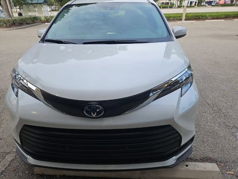 Used 2025 Toyota Sienna XLE w/ XLE Plus Package FWD image 2