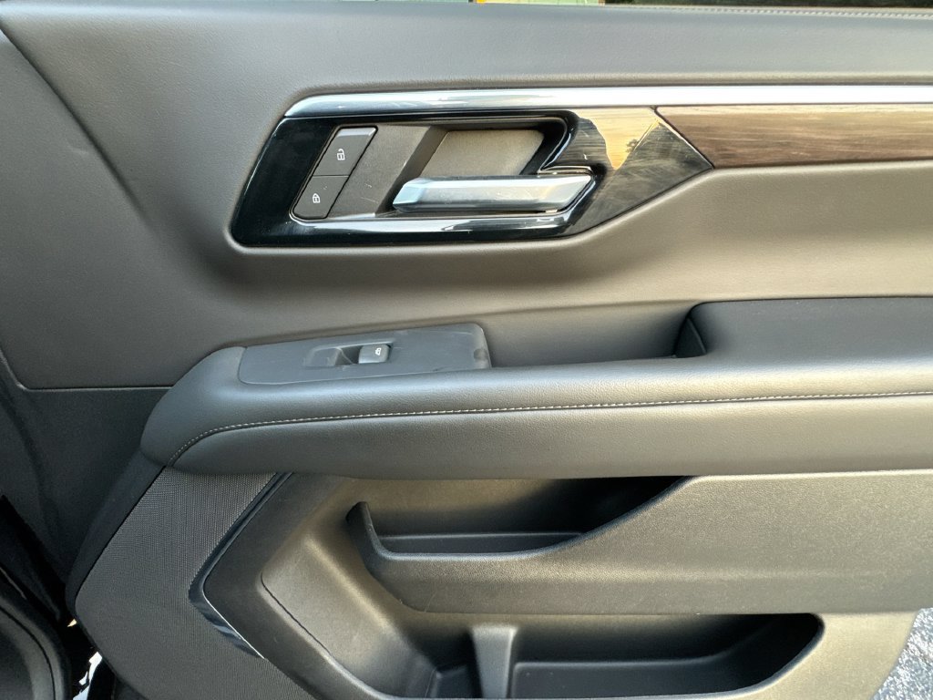 Used 2025 Chevrolet Suburban LS RWD image 33