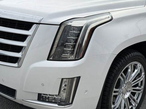 Used 2020 Cadillac Escalade Premium Luxury AWD/4WD image 29