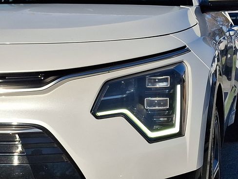 Certified 2023 Kia Niro SX Touring image 9