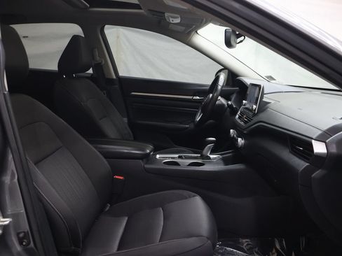 Used 2019 Nissan Altima 2.5 SV FWD image 10