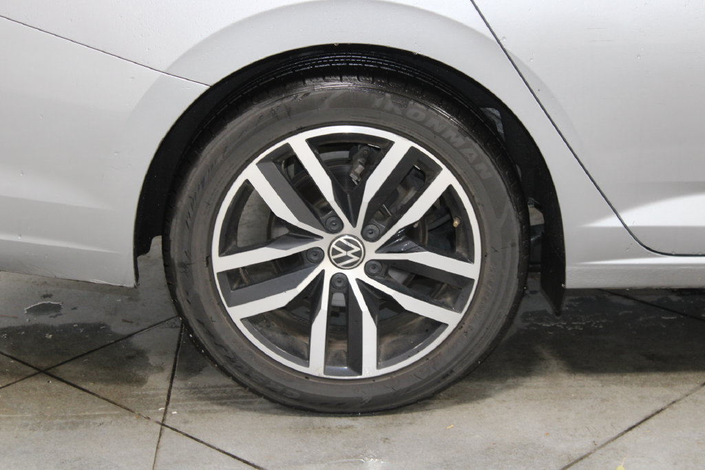 Used 2025 Volkswagen Jetta SE FWD image 12