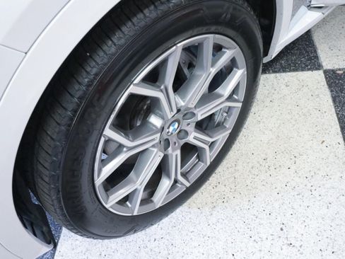 Used 2024 BMW X7 xDrive40i w/ Premium Package AWD/4WD image 9