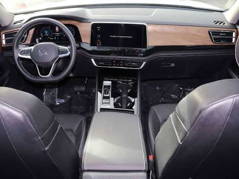 Used 2025 Volkswagen Atlas SE image 31