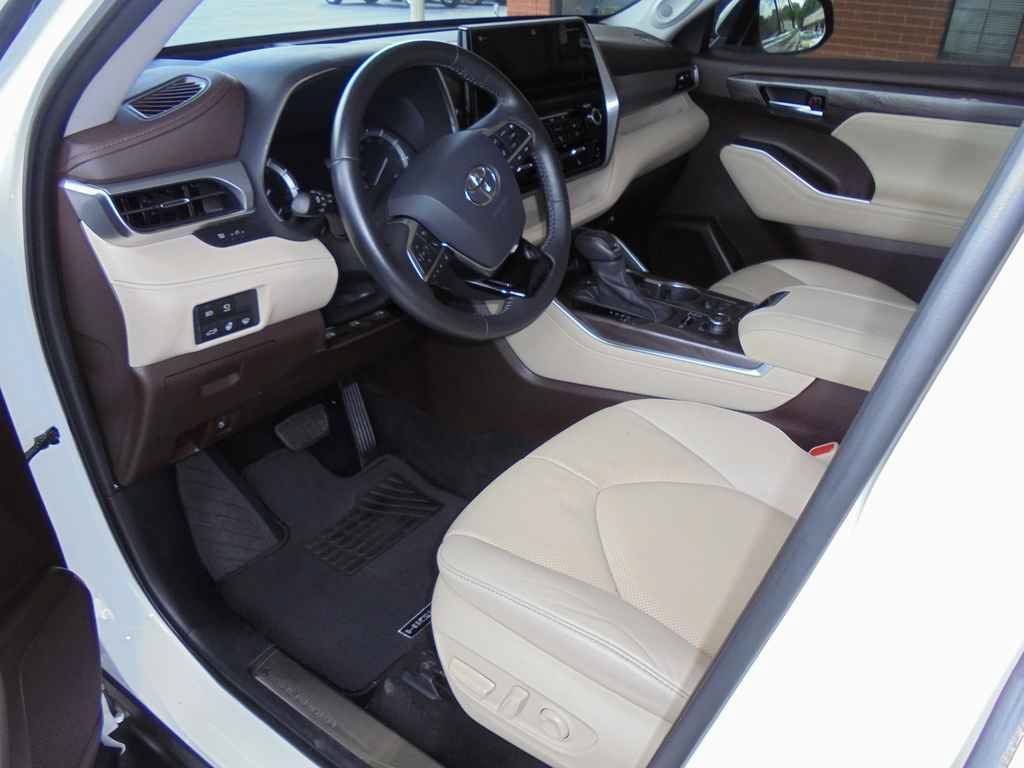 Used 2021 Toyota Highlander Platinum AWD/4WD image 7