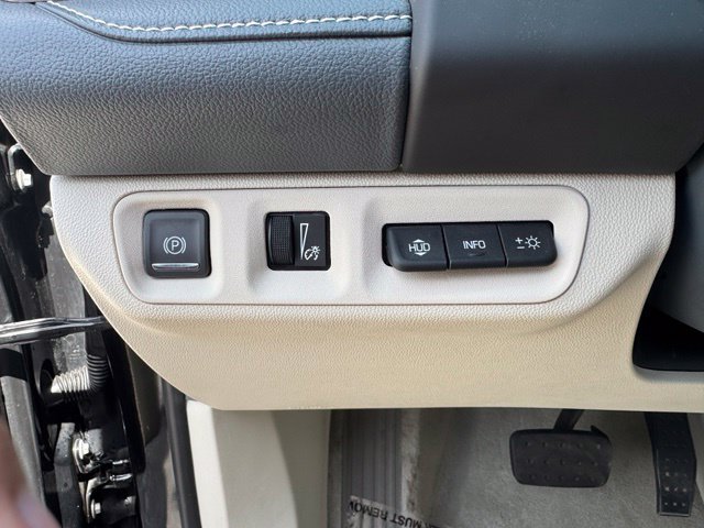 Used 2023 GMC Acadia Denali w/ Denali Ultimate Package AWD/4WD image 16