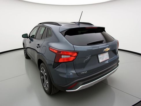 Used 2025 Chevrolet Trax LT FWD image 6