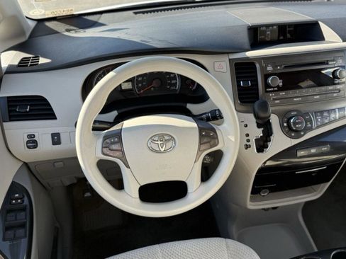 Used 2013 Toyota Sienna LE image 3