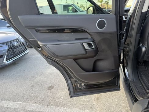 Used 2018 Land Rover Discovery SE image 18