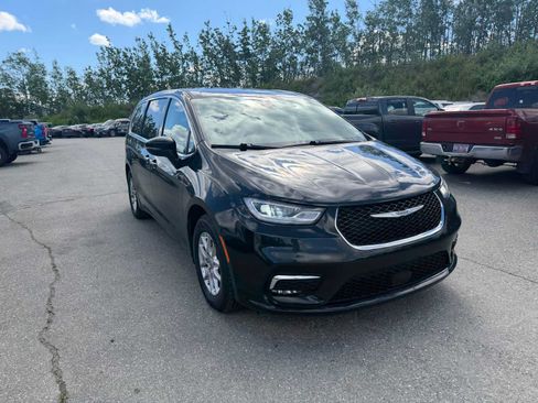 Used 2024 Chrysler Pacifica Touring-L FWD image 5