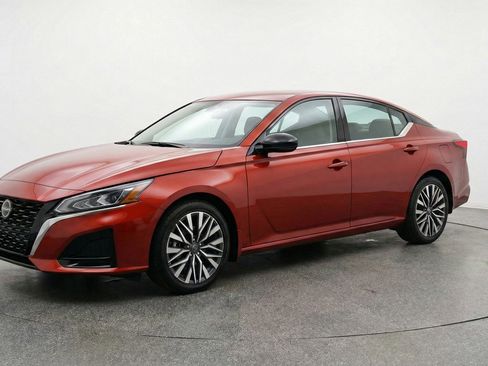 Used 2025 Nissan Altima 2.5 SV image 3