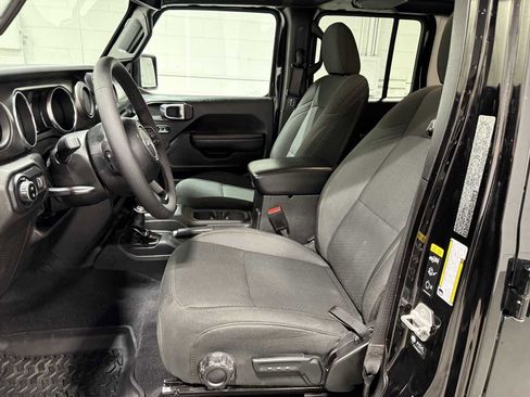 Used 2023 Jeep Gladiator Sport image 15