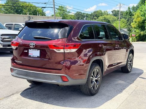 Used 2018 Toyota Highlander LE FWD image 6