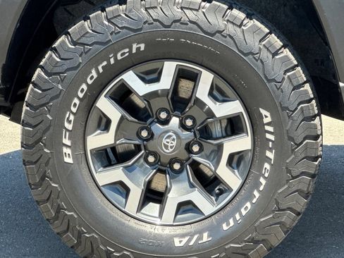 Used 2022 Toyota Tacoma TRD Off-Road w/ TRD Premium Off Road Package AWD/4WD image 11