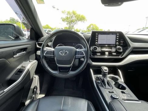 Used 2022 Toyota Highlander XSE AWD/4WD image 8