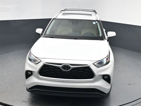 Used 2022 Toyota Highlander XLE image 9